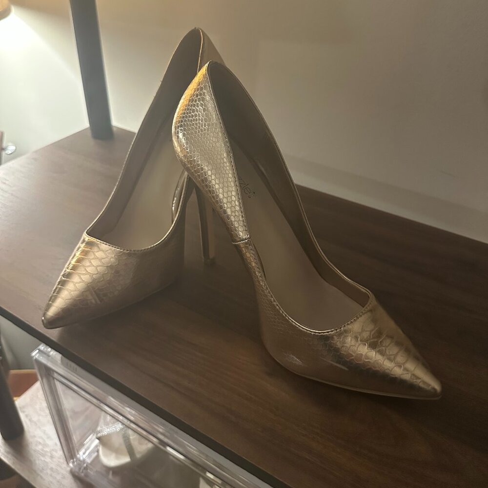 Shoe Dazzle Rose Gold Pumps Size 9